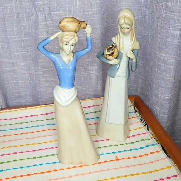 FIGURINES - Picture 1 of 3